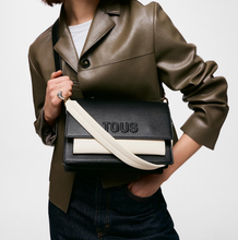Carregar imagem no visualizador da galeria, Mala de tiracolo média preta TOUS Audree Saffiano