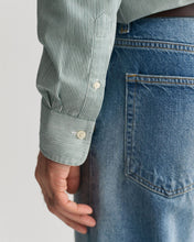 Carregar imagem no visualizador da galeria, Camisa em popelina às riscas finas Classic regular fit