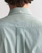 Carregar imagem no visualizador da galeria, Camisa em popelina às riscas finas Classic regular fit