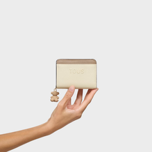 Carregar imagem no visualizador da galeria, Carteira média bege areia TOUS Doble Audree Saffiano