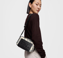 Carregar imagem no visualizador da galeria, Mala de tiracolo repórter Kaos Pix Soft Tous