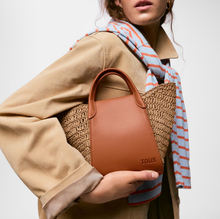 Carregar imagem no visualizador da galeria, Tote bag pequena camel TOUS Tulip Ráfia