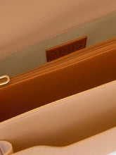 Carregar imagem no visualizador da galeria, Bandolera média Audree Pipings cor areia