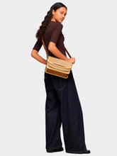 Carregar imagem no visualizador da galeria, Bandolera média Audree Pipings cor areia