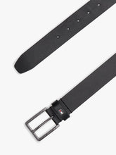 Carregar imagem no visualizador da galeria, Cinto de couro com bandeira esmaltada Tommy Hilfiger