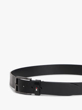 Carregar imagem no visualizador da galeria, Cinto de couro com bandeira esmaltada Tommy Hilfiger