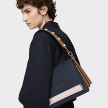 Carregar imagem no visualizador da galeria, Mala de tiracolo média azul e rosa Audree Saffiano