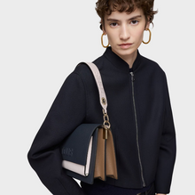 Carregar imagem no visualizador da galeria, Mala de tiracolo média azul e rosa Audree Saffiano