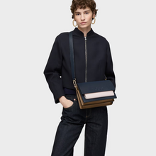 Carregar imagem no visualizador da galeria, Mala de tiracolo média azul e rosa Audree Saffiano