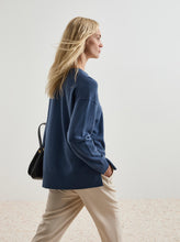 Carregar imagem no visualizador da galeria, Camisola de lã decote em V