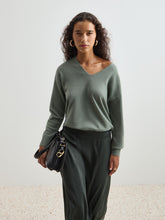 Carregar imagem no visualizador da galeria, Camisola de lã decote em V