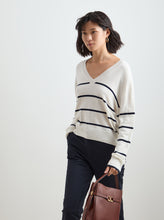 Carregar imagem no visualizador da galeria, Camisola de malha às riscas Decenio