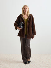 Carregar imagem no visualizador da galeria, Casaco de pelo com capuz
