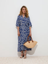 Carregar imagem no visualizador da galeria, Vestido camiseiro com padrão e cinto