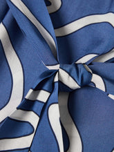 Carregar imagem no visualizador da galeria, Vestido camiseiro com padrão e cinto