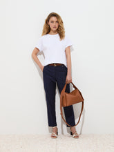 Carregar imagem no visualizador da galeria, T-shirt com bordado em relevo