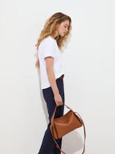 Carregar imagem no visualizador da galeria, T-shirt com bordado em relevo