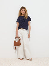 Carregar imagem no visualizador da galeria, T-shirt com bordado em relevo