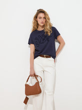 Carregar imagem no visualizador da galeria, T-shirt com bordado em relevo