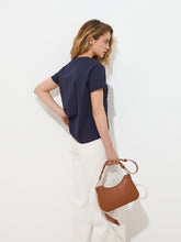 Carregar imagem no visualizador da galeria, T-shirt com bordado em relevo