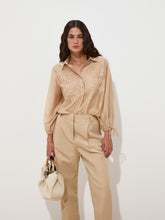 Carregar imagem no visualizador da galeria, Blusa com bordado floral