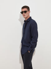 Carregar imagem no visualizador da galeria, Camisa regular fit em linho