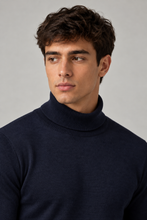 Carregar imagem no visualizador da galeria, Camisola de gola alta em lã merino extra fina