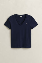 Carregar imagem no visualizador da galeria, T-shirt com decote em v Gant - Ref. 4200750