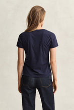 Carregar imagem no visualizador da galeria, T-shirt com decote em v Gant - Ref. 4200750