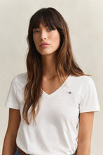 Carregar imagem no visualizador da galeria, T-shirt com decote em v Gant - Ref. 4200750