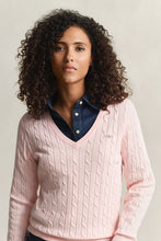 Carregar imagem no visualizador da galeria, Pullover com decote em V em malha entrançada
