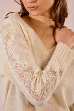 Carregar imagem no visualizador da galeria, Camisola com mangas de renda vazadas Molly Bracken
