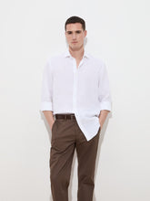 Carregar imagem no visualizador da galeria, Camisa regular fit em linho
