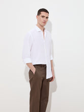 Carregar imagem no visualizador da galeria, Camisa regular fit em linho
