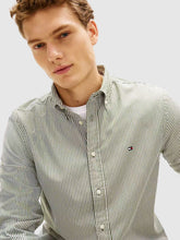 Carregar imagem no visualizador da galeria, Camisa riscas TH Flex de corte regular
