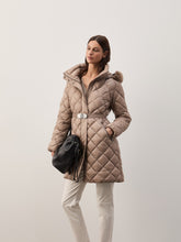 Carregar imagem no visualizador da galeria, Parka Acolchoada com Capuz e Cinto
