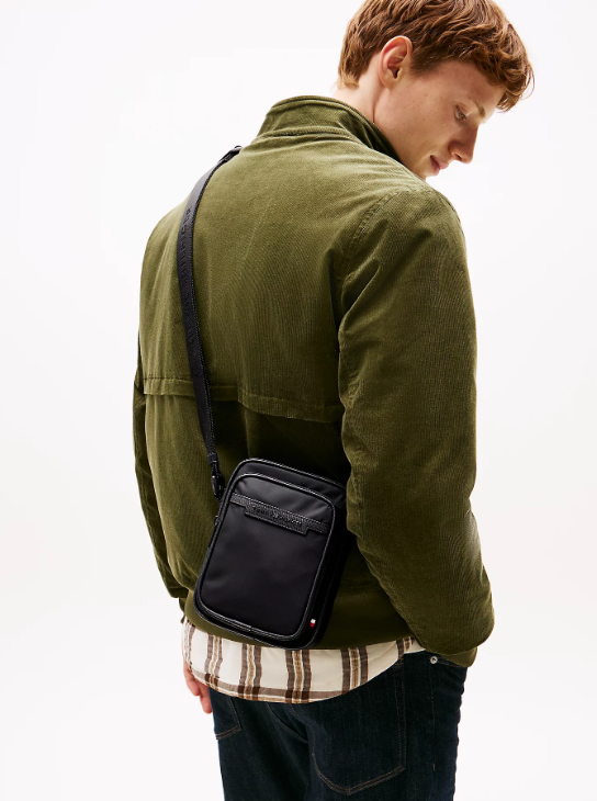 Bolsa Transversal com Logotipo Metálico