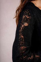 Carregar imagem no visualizador da galeria, Camisola com mangas de renda vazadas Molly Bracken
