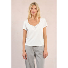 Carregar imagem no visualizador da galeria, T-Shirt com detalhes bordados
