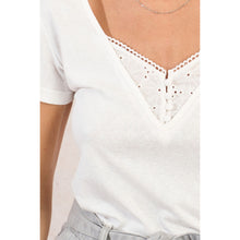 Carregar imagem no visualizador da galeria, T-Shirt com detalhes bordados
