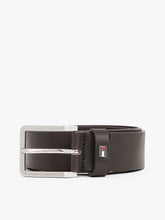 Carregar imagem no visualizador da galeria, Cinto de couro com bandeira esmaltada Tommy Hilfiger
