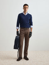 Carregar imagem no visualizador da galeria, Pulôver em lã com decote em V
