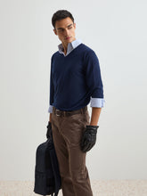 Carregar imagem no visualizador da galeria, Pulôver em lã com decote em V
