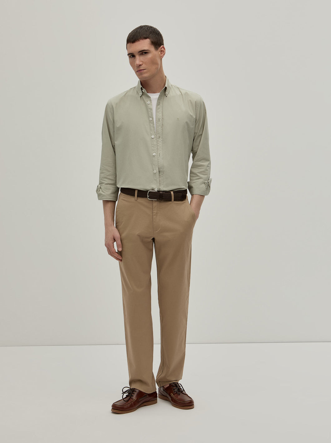 Calças chino regular fit em sarja