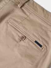 Carregar imagem no visualizador da galeria, Calças chino regular fit em sarja
