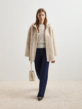 Carregar imagem no visualizador da galeria, Casaco de pelo com capuz
