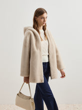 Carregar imagem no visualizador da galeria, Casaco de pelo com capuz
