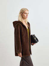 Carregar imagem no visualizador da galeria, Casaco de pelo com capuz
