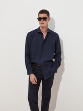 Carregar imagem no visualizador da galeria, Camisa regular fit em linho
