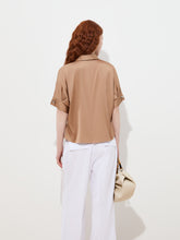 Carregar imagem no visualizador da galeria, Blusa fluida com laçada
